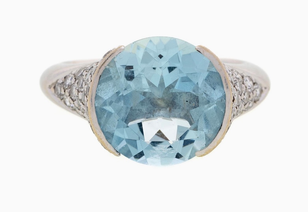 Ring aus 750er Weißgold, besetzt mit einem ovalen Aquamarin, besetzt mit Diamanten im Brillantschliff, 47-7